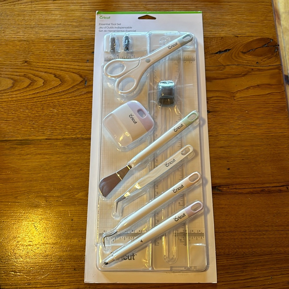 Cricut brand new essential Tool Set for your crafting needs! 😊